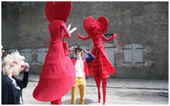 Harten Girls Steltenlopers brengen liefde, charme en feestelijke sfeer naar elk event. Perfect voor Valentijn, bruiloften, Moederdag, festivals en ontvangst. Een romantische, vrolijke en betoverende act.