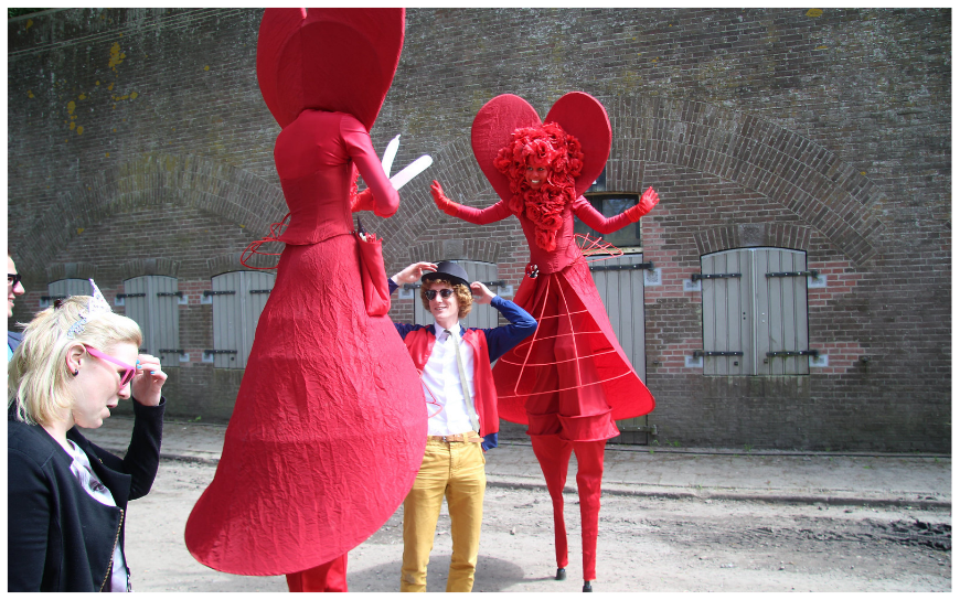 Harten Girls Steltenlopers brengen liefde, charme en feestelijke sfeer naar elk event. Perfect voor Valentijn, bruiloften, Moederdag, festivals en ontvangst. Een romantische, vrolijke en betoverende act.
