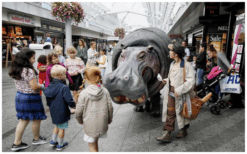 Laat je betoveren door het Liefdevolle Nijlpaard en haar Avontuurlijke Vriendin: Een Spektakel van Expressie en Vriendschap!