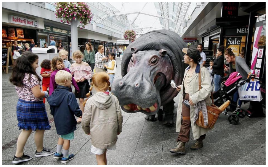 Laat je betoveren door het Liefdevolle Nijlpaard en haar Avontuurlijke Vriendin: Een Spektakel van Expressie en Vriendschap!