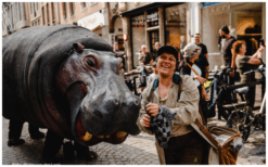 Laat je betoveren door het Liefdevolle Nijlpaard en haar Avontuurlijke Vriendin: Een Spektakel van Expressie en Vriendschap!