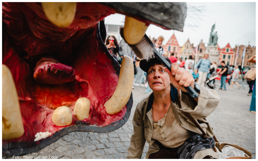 Laat je betoveren door het Liefdevolle Nijlpaard en haar Avontuurlijke Vriendin: Een Spektakel van Expressie en Vriendschap!