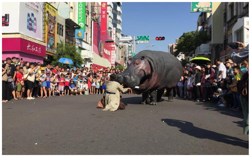 Laat je betoveren door het Liefdevolle Nijlpaard en haar Avontuurlijke Vriendin: Een Spektakel van Expressie en Vriendschap!
