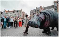 Laat je betoveren door het Liefdevolle Nijlpaard en haar Avontuurlijke Vriendin: Een Spektakel van Expressie en Vriendschap!