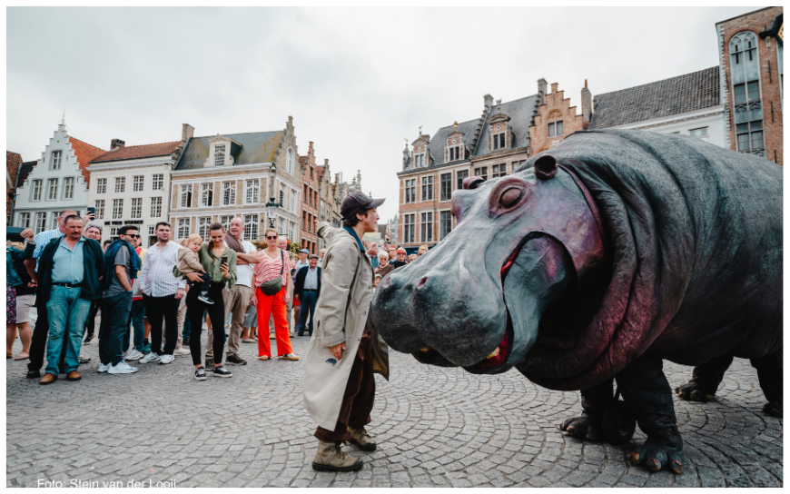 Laat je betoveren door het Liefdevolle Nijlpaard en haar Avontuurlijke Vriendin: Een Spektakel van Expressie en Vriendschap!