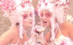 Magnolia Missy’s delen bonbons en petit fours uit tijdens een mobiele catering act op een evenement of festival.