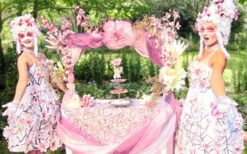 Magnolia Missy’s delen bonbons en petit fours uit tijdens een mobiele catering act op een evenement of festival.