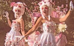 Magnolia Missy’s delen bonbons en petit fours uit tijdens een mobiele catering act op een evenement of festival.