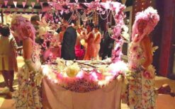 Magnolia Missy’s delen bonbons en petit fours uit tijdens een mobiele catering act op een evenement of festival.