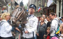 Politie te Paard is een komische straattheateract met een bereden agent en humoristische controles. Mobiel entertainment vol interactie, perfect voor festivals, winkelcentra en publieksevenementen.