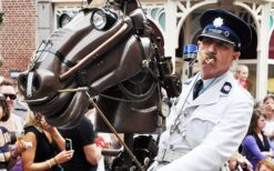 Politie te Paard is een komische straattheateract met een bereden agent en humoristische controles. Mobiel entertainment vol interactie, perfect voor festivals, winkelcentra en publieksevenementen.