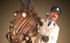 Politie te Paard is een komische straattheateract met een bereden agent en humoristische controles. Mobiel entertainment vol interactie, perfect voor festivals, winkelcentra en publieksevenementen.