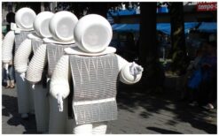 Zodra de robots verschijnen, verandert de sfeer meteen. Met strakke bewegingen op de maat van de muziek trekken ze direct alle aandacht. Hun futuristische uitstraling maakt elk event opvallend en modern. Interactief, speels en verrassend. De robots stoppen onverwacht en maken contact met het publiek. Perfect als ontvangstact of podiumonderdeel voor festivals, bedrijfsfeesten en presentaties.