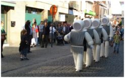 Zodra de robots verschijnen, verandert de sfeer meteen. Met strakke bewegingen op de maat van de muziek trekken ze direct alle aandacht. Hun futuristische uitstraling maakt elk event opvallend en modern. Interactief, speels en verrassend. De robots stoppen onverwacht en maken contact met het publiek. Perfect als ontvangstact of podiumonderdeel voor festivals, bedrijfsfeesten en presentaties.