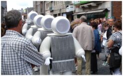 Zodra de robots verschijnen, verandert de sfeer meteen. Met strakke bewegingen op de maat van de muziek trekken ze direct alle aandacht. Hun futuristische uitstraling maakt elk event opvallend en modern. Interactief, speels en verrassend. De robots stoppen onverwacht en maken contact met het publiek. Perfect als ontvangstact of podiumonderdeel voor festivals, bedrijfsfeesten en presentaties.