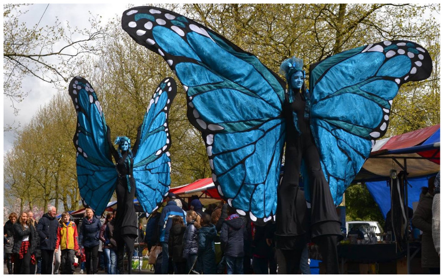 Blauwe Vlinders Steltenlopers brengen kleur, gratie en betovering naar elk event. Majestueus, opvallend en perfect voor festivals, ontvangst en winkelcentra. Een sprankelende act vol magie en beweging.