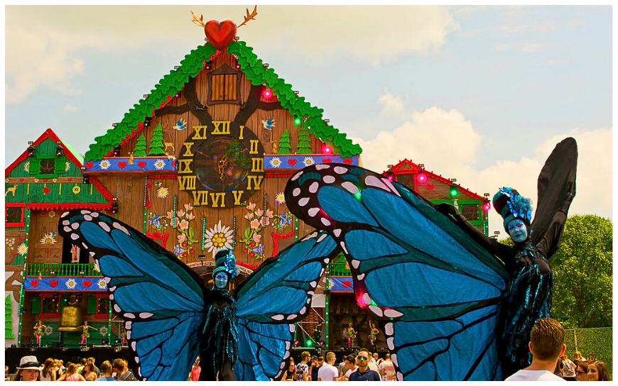 Blauwe Vlinders Steltenlopers brengen kleur, gratie en betovering naar elk event. Majestueus, opvallend en perfect voor festivals, ontvangst en winkelcentra. Een sprankelende act vol magie en beweging.