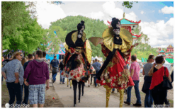 Sierlijke Geisha’s Steltenlopers brengen oosterse elegantie, Japanse traditie en mystieke sfeer naar elk event. Perfect voor festivals, ontvangst en winkelcentra. Een betoverende act vol cultuur en schoonheid.