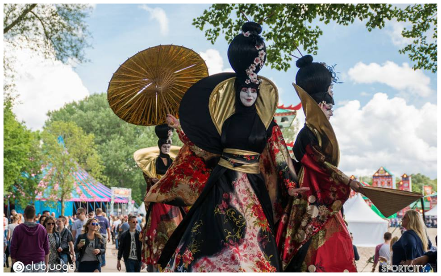 Sierlijke Geisha’s Steltenlopers brengen oosterse elegantie, Japanse traditie en mystieke sfeer naar elk event. Perfect voor festivals, ontvangst en winkelcentra. Een betoverende act vol cultuur en schoonheid.