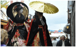 Sierlijke Geisha’s Steltenlopers brengen oosterse elegantie, Japanse traditie en mystieke sfeer naar elk event. Perfect voor festivals, ontvangst en winkelcentra. Een betoverende act vol cultuur en schoonheid.