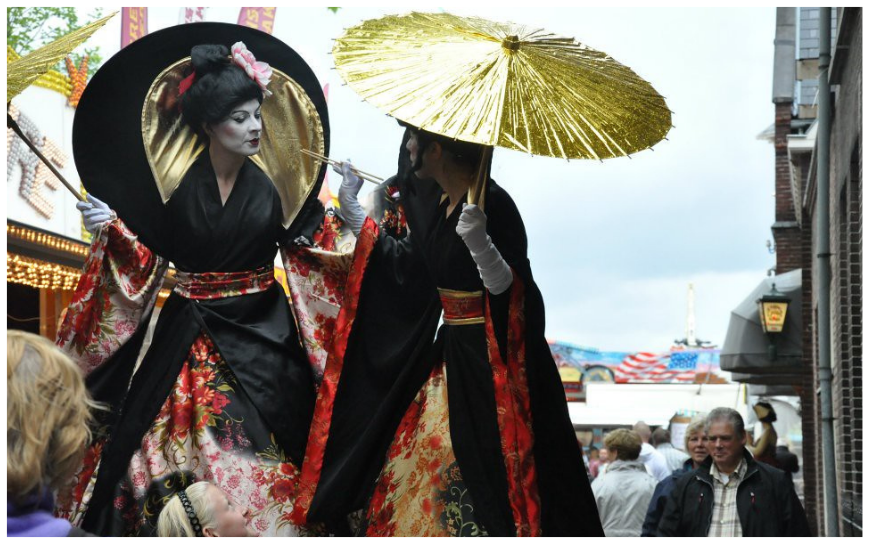 Sierlijke Geisha’s Steltenlopers brengen oosterse elegantie, Japanse traditie en mystieke sfeer naar elk event. Perfect voor festivals, ontvangst en winkelcentra. Een betoverende act vol cultuur en schoonheid.