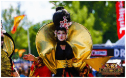 Sierlijke Geisha’s Steltenlopers brengen oosterse elegantie, Japanse traditie en mystieke sfeer naar elk event. Perfect voor festivals, ontvangst en winkelcentra. Een betoverende act vol cultuur en schoonheid.