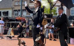 De Stoom Robot Butler is een unieke straattheateract met een futuristische butler en stoomtechniek. Perfect voor festivals, beurzen en evenementen waar technologie, theater en opvallend mobiel entertainment samenkomen.