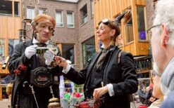 De Stoom Robot Butler is een unieke straattheateract met een futuristische butler en stoomtechniek. Perfect voor festivals, beurzen en evenementen waar technologie, theater en opvallend mobiel entertainment samenkomen.