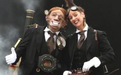 De Stoom Robot Butler is een unieke straattheateract met een futuristische butler en stoomtechniek. Perfect voor festivals, beurzen en evenementen waar technologie, theater en opvallend mobiel entertainment samenkomen.