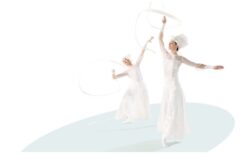 Zodra Wings begint, voelt het publiek dat er iets bijzonders gebeurt. Dansers en steltenloopsters bewegen samen in een vloeiende choreografie vol kracht en elegantie. Met optionele live muziek ontstaat een meeslepende opening die direct raakt. Een visuele en muzikale beleving voor elk evenement. Als openingsact of parade vult Wings de ruimte met beweging, emotie en energie. Perfect voor festivals, straattheater en events waar sfeer en impact centraal staan.