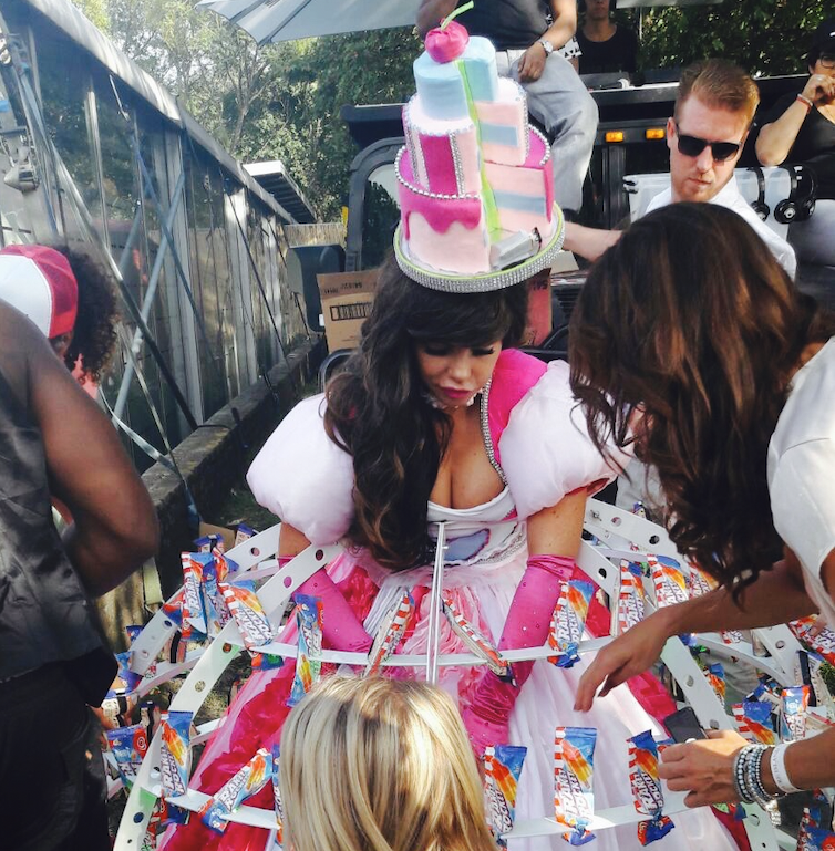 Wanneer de kleedsters onder druk moeten werken in de hitte, terwijl de raketjes in het frame van de Diva tijdens het optreden dreigen te smelten. Top werk dames!