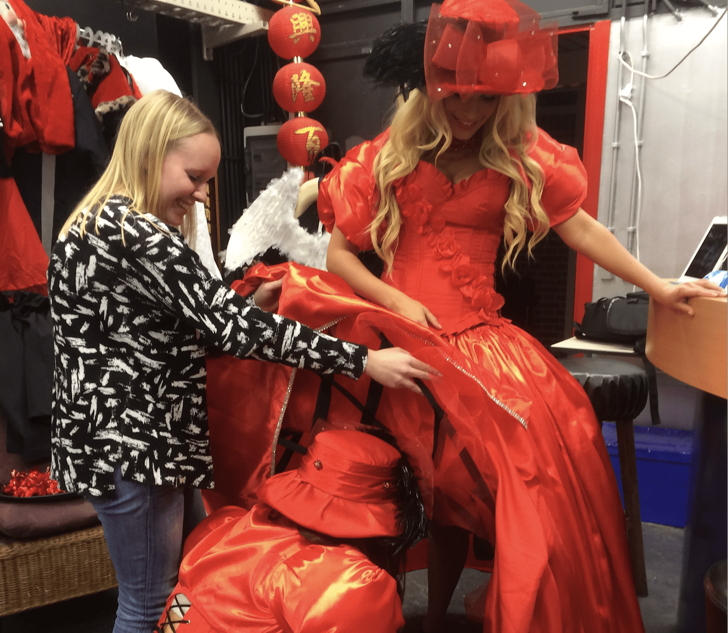 Voor het optreden zorgen onze kleedsters ervoor dat de kostuums perfect zitten, met zorgvuldige aanpassingen om ervoor te zorgen dat alles helemaal tip top in orde is.