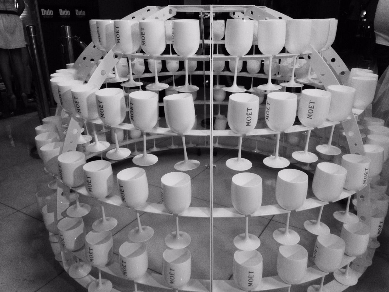 "De Champagne Diva heeft Moet Ice glazen, en de kleders hebben dit voor de act voorzien. 110 glazen gevuld met heerlijke champagne
