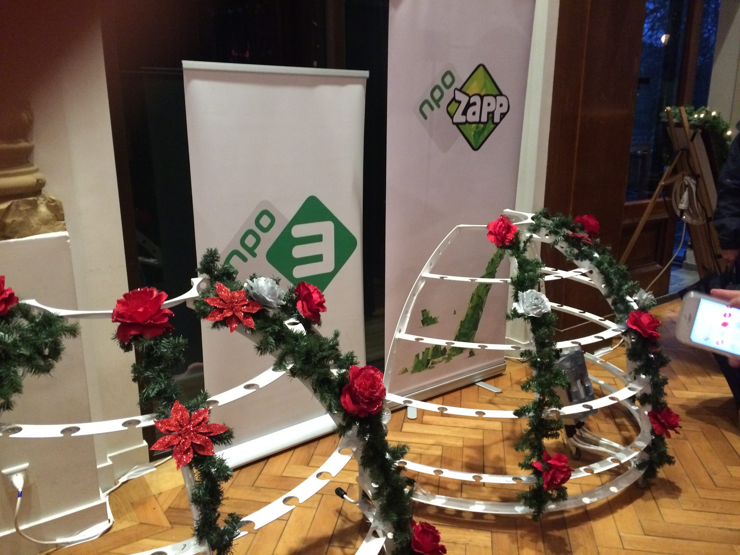 De versiering van de Champagne Diva wordt tijdens een kerstuitvoering verzorgd door onze kleedsters op locatie.