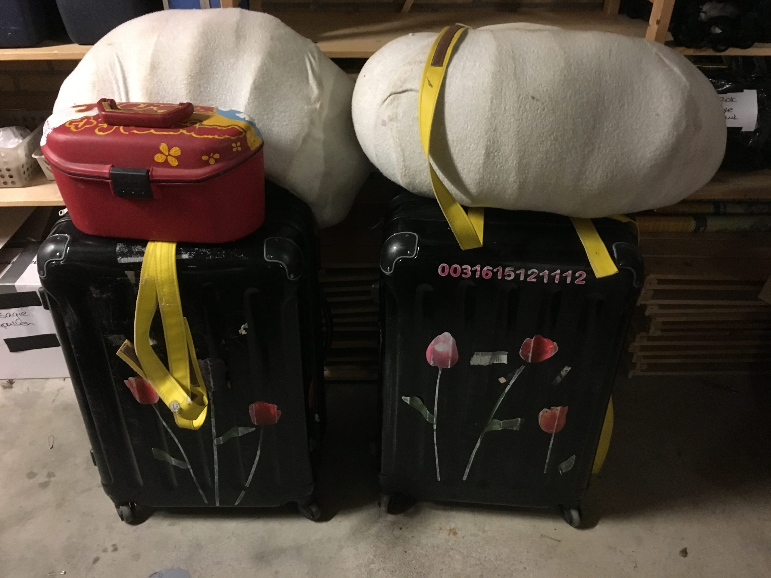 De Kleders van het PRIMA atelier bereiden alle koffers en producten voor de boekingen voor, klaar voor overdracht aan de artiesten. Een nauwkeurige taak, want er mag niets over het hoofd worden gezien!