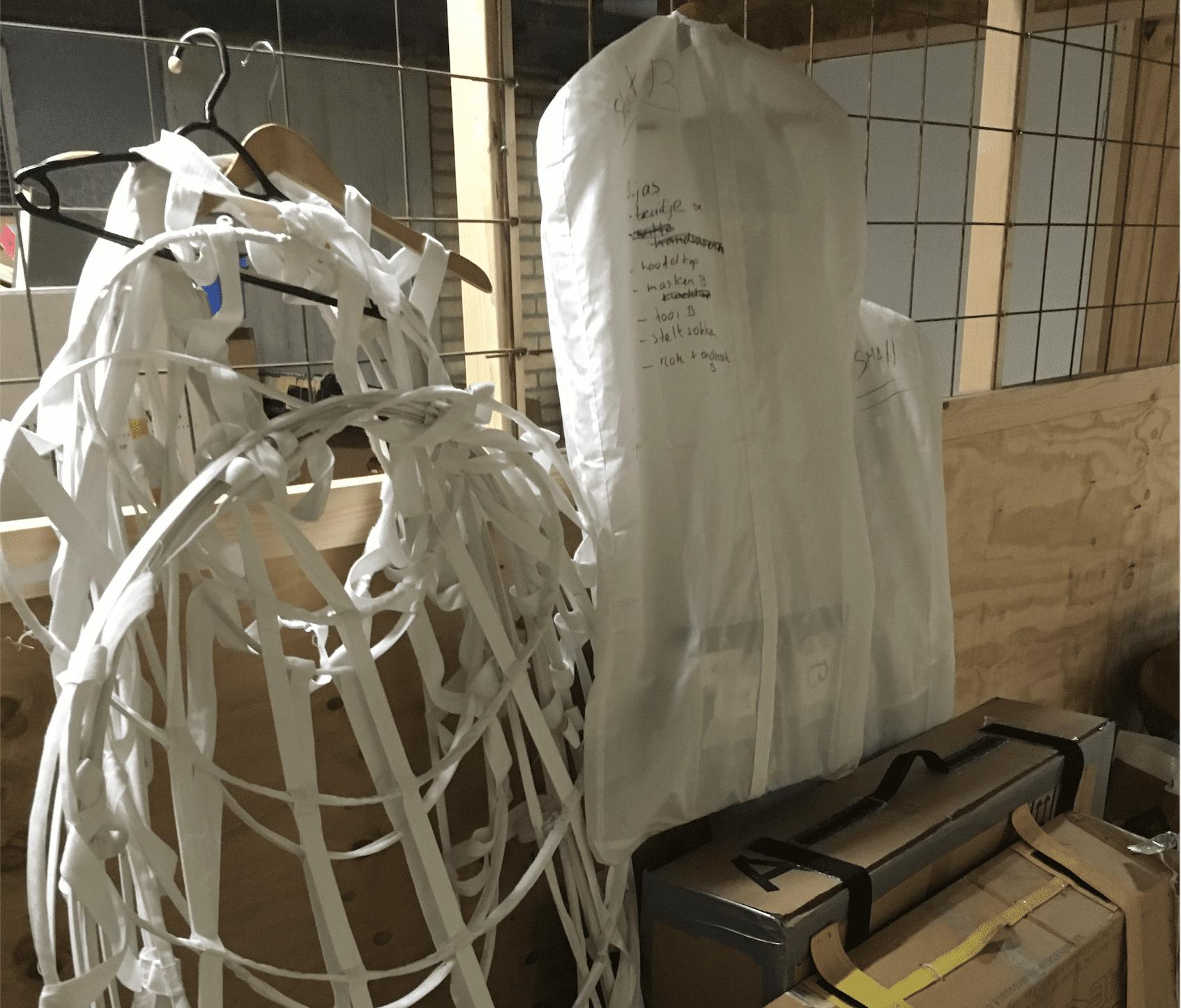 Koffers met kostuums, onderrokken en dozen met tooien, allemaal klaargezet voor de overdracht aan de steltenlopers van de act Frozen. De kleedsters hebben het weer perfect voorbereid.