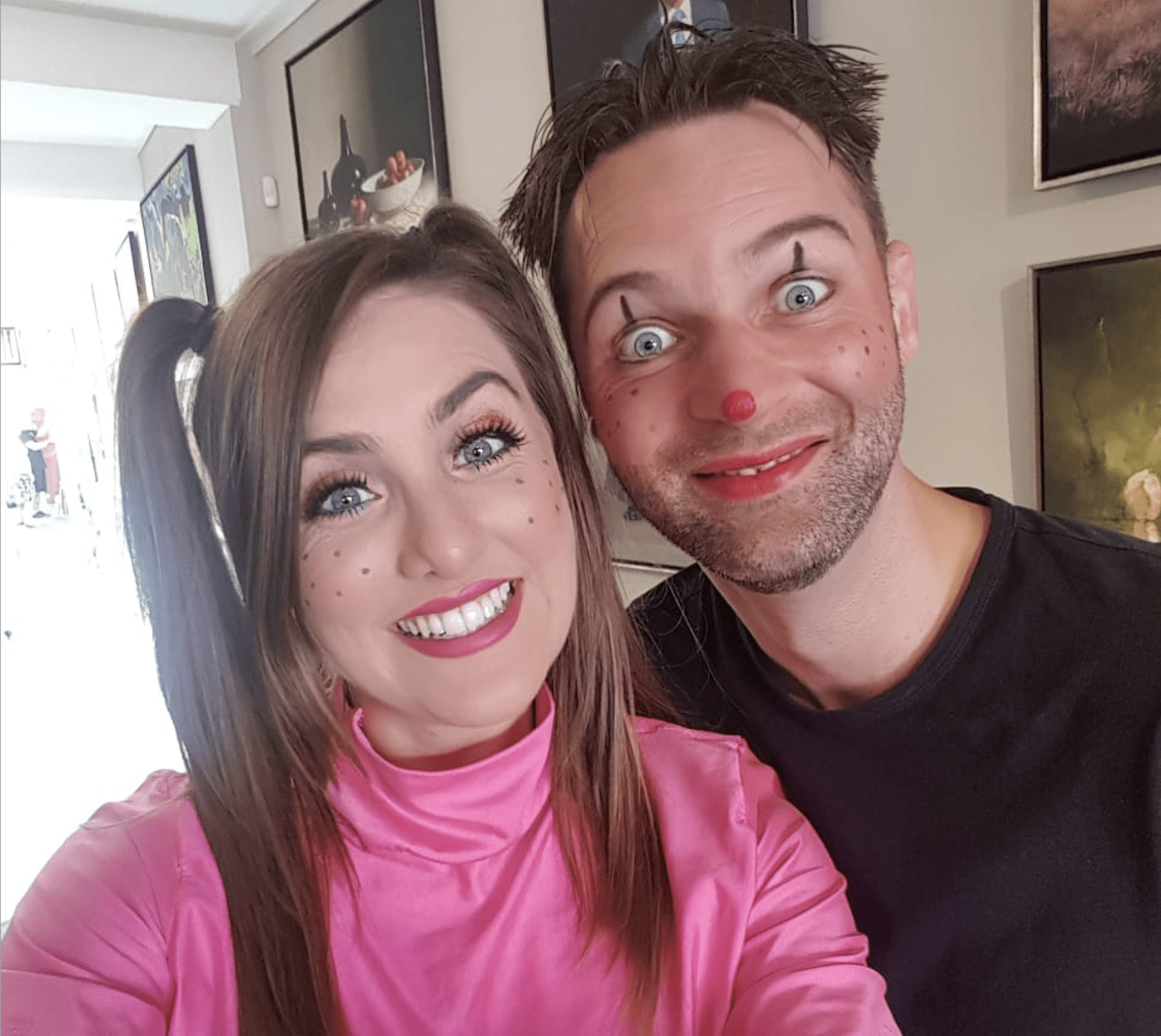 Net voor een optreden nemen steltenlopers Danique en Helmer even de tijd om een leuke foto te maken backstage. Altijd plezier met deze professionals!