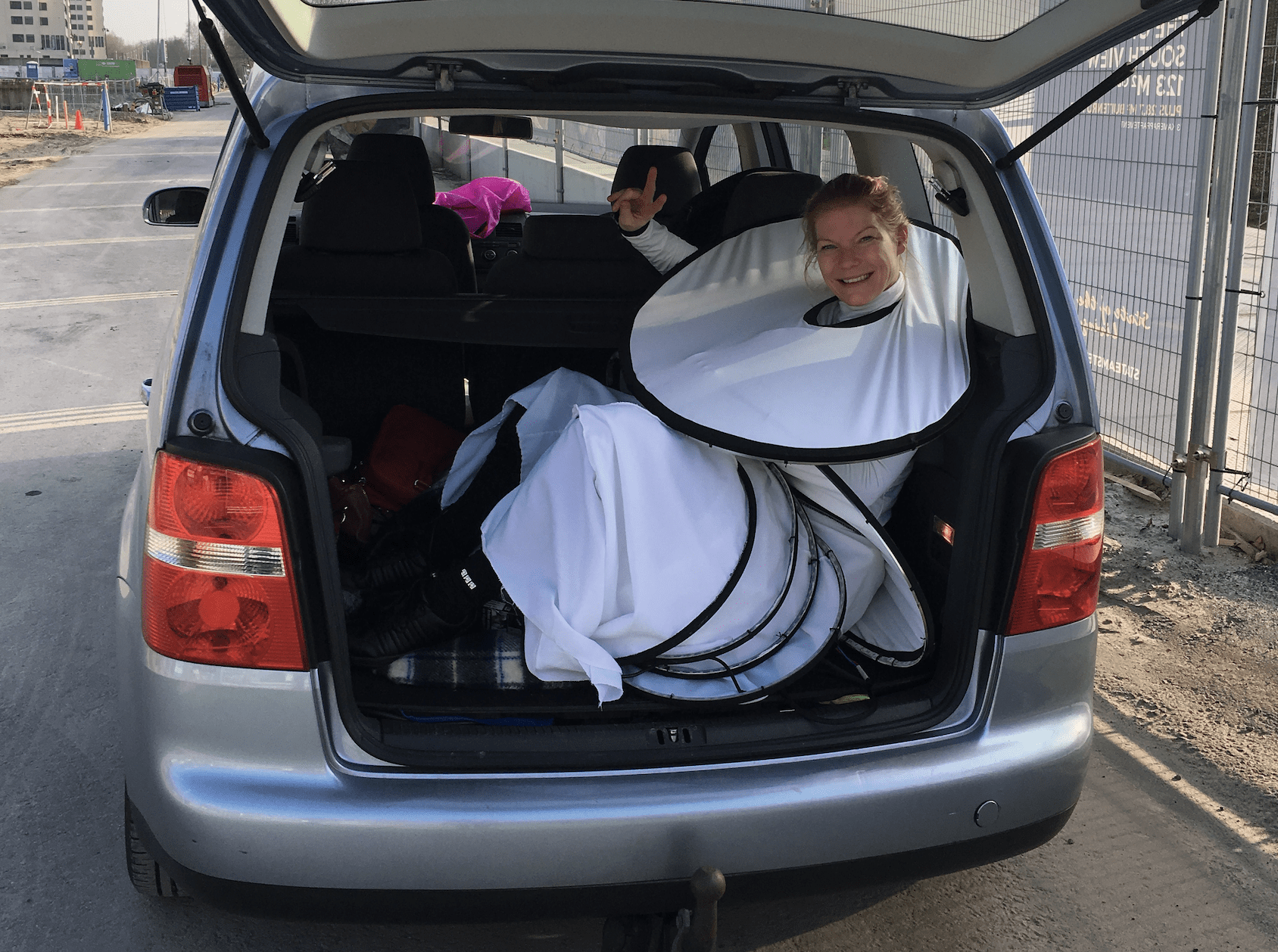 Een hilarisch moment wanneer Yvonne met haar steltenkostuum al vervoerd moet worden naar het startpunt van haar optreden. Naast steltenkunsten wordt er van onze spelers ook flexibiliteit verwacht.