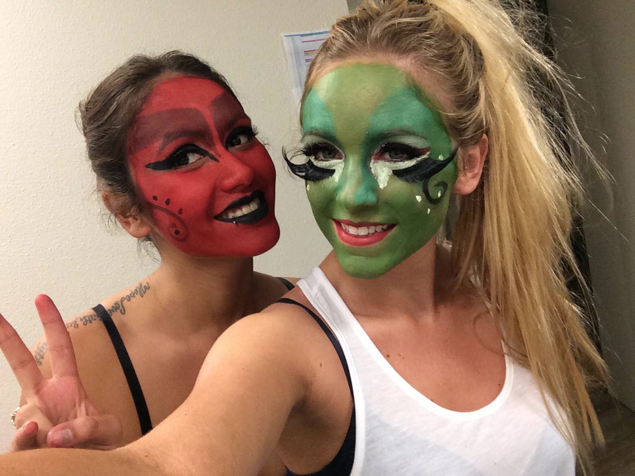 Achter de schermen is er even tijd voor een leuke foto als herinnering. Visagie is belangrijk en vergt tijd. Het is leuk dat de spelers af en toe deze herinneringen maken voor ons