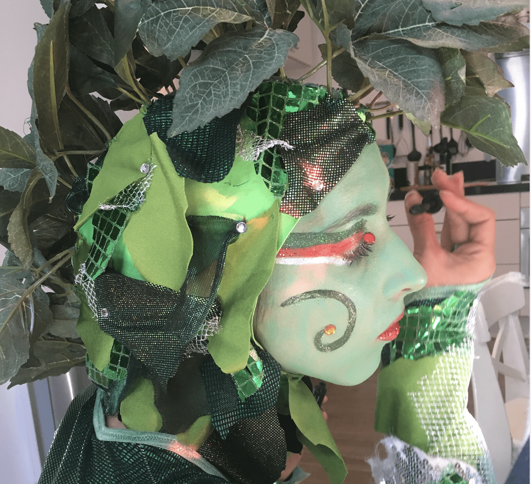 In de kleedruimte zie je Joan zeer geconcentreerd bezig met het aanbrengen van haar Gazoo visagie. Het is een uitdagende visagie, maar het resultaat is prachtig. Optredens in deze kostuums behoren tot onze favorieten.