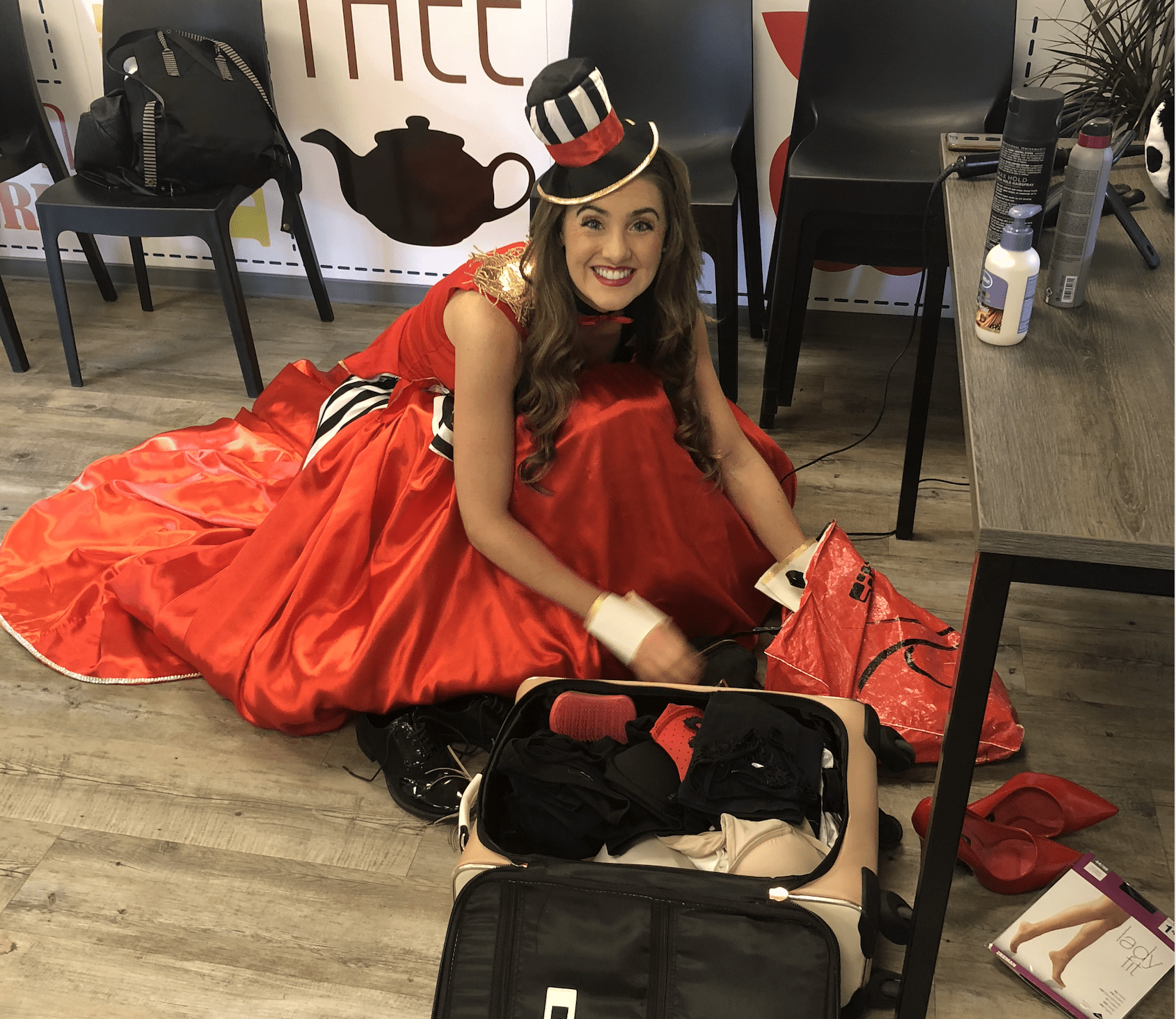 Soms vergt het aanpassingsvermogen van onze modellen backstage. Hier zie je Danique druk bezig met haar styling, koffers op de grond, zonder spiegels, op zoek naar schoenen. Maar gelukkig slagen ze er altijd in om op tijd helemaal klaar te staan voor een geweldig optreden.