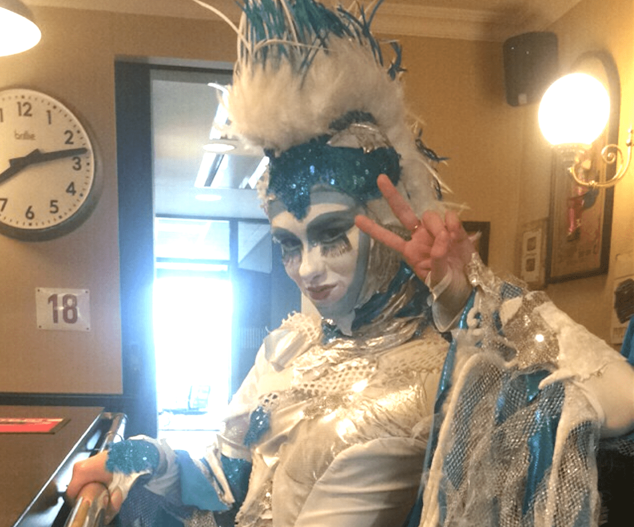 Voor artiesten kan het wachten soms erg lang zijn, vooral achter de schermen waar het warm is en je in een volledig kostuum zit, compleet met visagie. We leggen dat moment dan graag even vast op beeld als een herinnering. Trots op onze spelers!