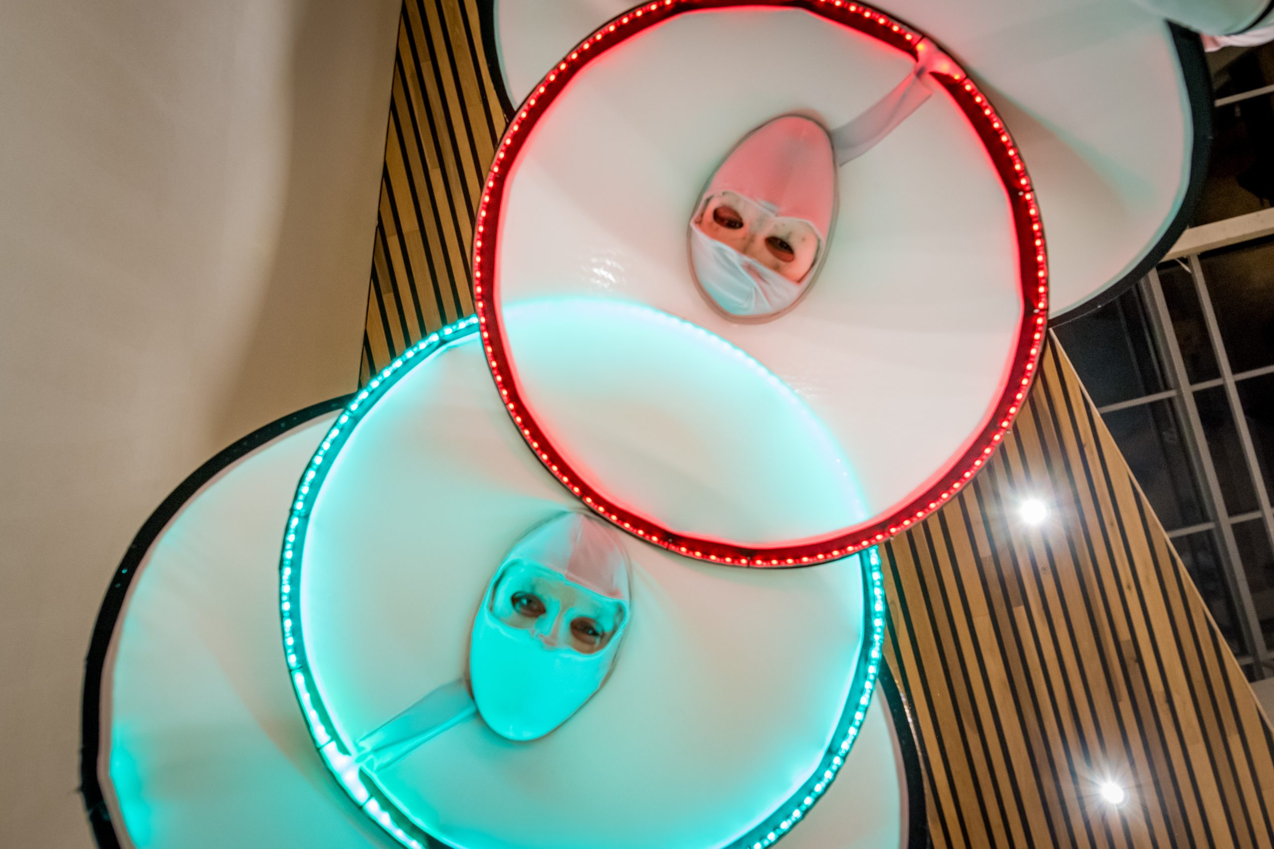 Backstage bij de Spelers zien we twee steltenlopers grappig op de foto in hun kostuums Circle Mania LED, klaar om het publiek te betoveren met hun opvallende optreden.