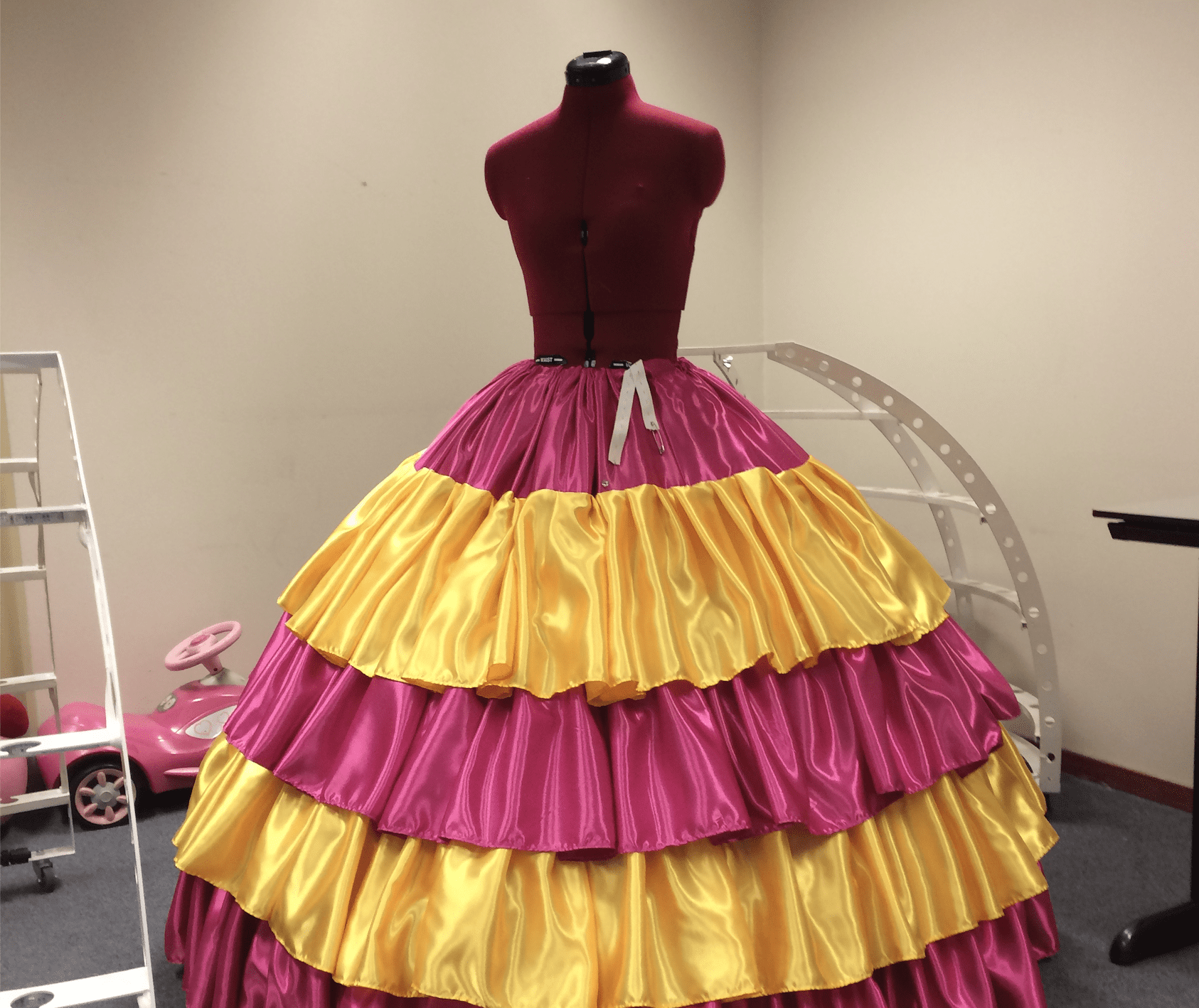 kleurrijke copacabana rok voor de tropical champagne diva. Samen met de steltenlopers copacanaba een tropisch en kleurrijke act. gemaakt in het PRIMA Atelier