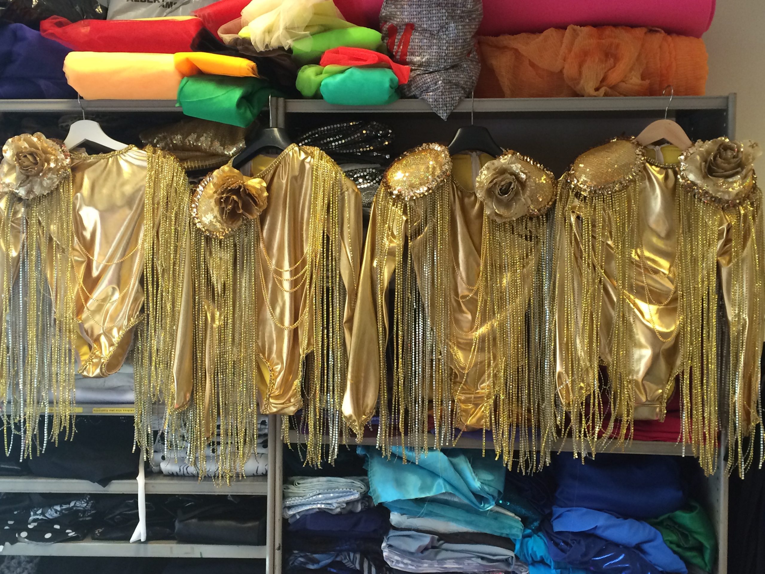Gouden body's voor onze danseressen, klaar om te schitteren op talloze clubs en festivals. Met liefde gemaakt, elk stuk met de hand vervaardigd en versierd met meters aan sierband in het PRIMA Atelier