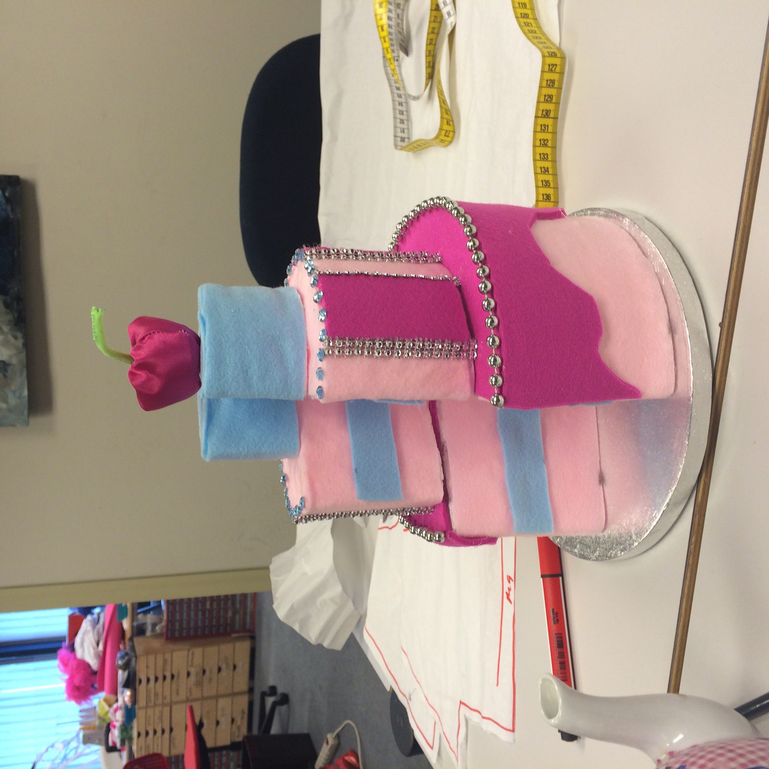 "Chantal is druk bezig met het hoofdstuk van de Dessert Diva, een roze taart met lichtjes erin. Een uniek stuk vervaardigd in het PRIMA Atelier