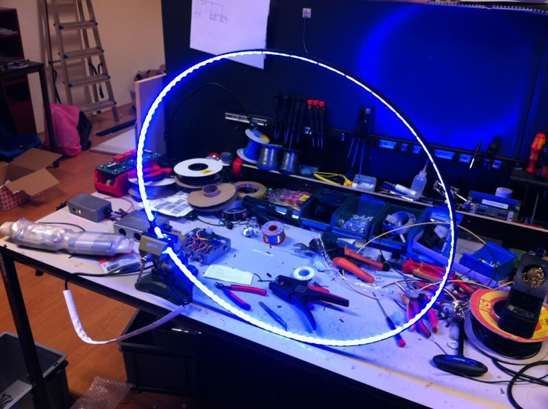 Magie wordt gecreëerd op de LED-ringen van de Circle Mania LED-steltenact. Een echt unieke performance met 11 programmeerbare LED-ringen, vervaardigd in het PRIMA Atelier.