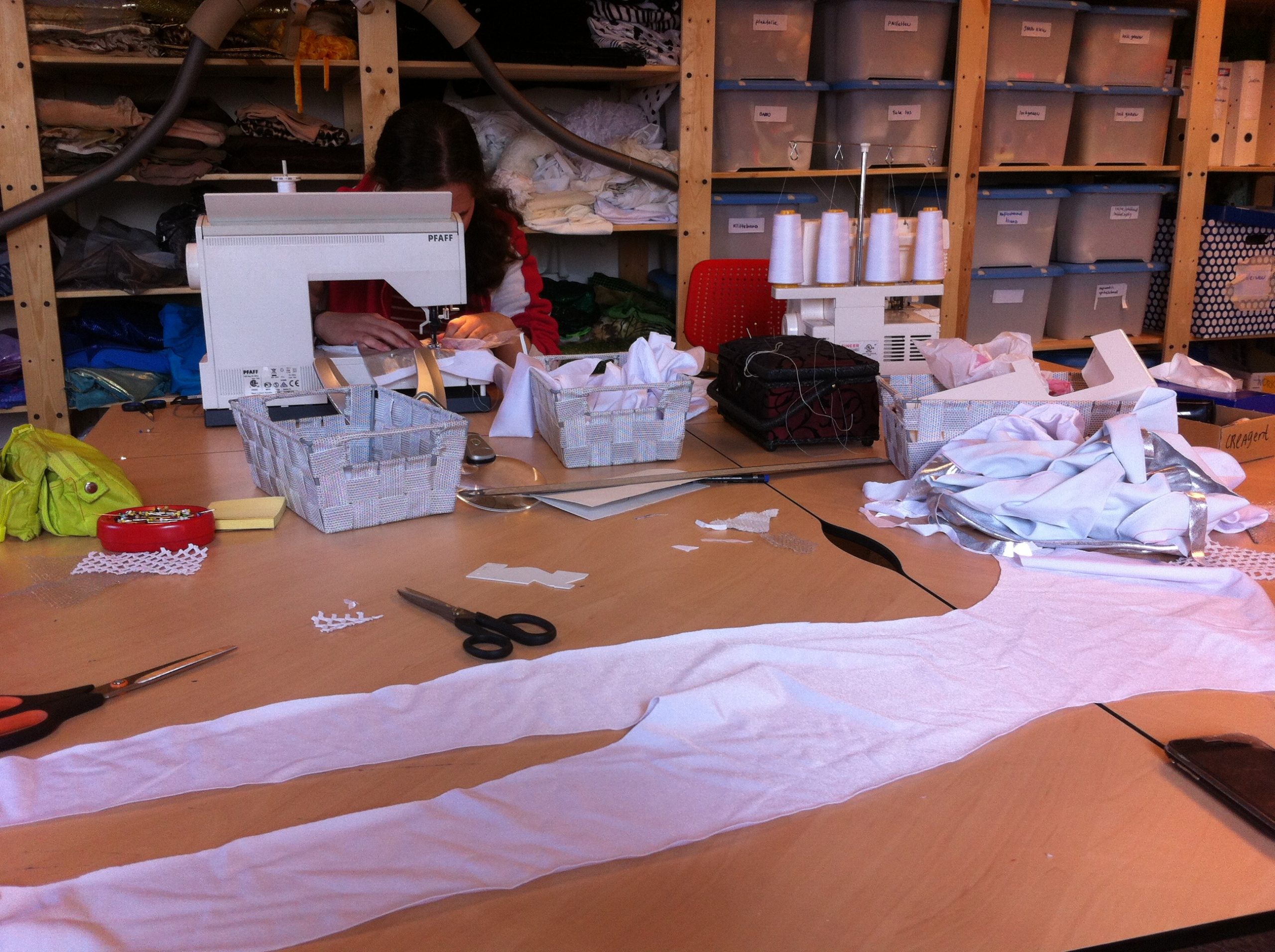 Maatkostuum in het PRIMA Atelier: een witte basis voor de Circle Mania-pakken op stelten, met precisie en vakmanschap vervaardigd voor een verbluffend optreden.