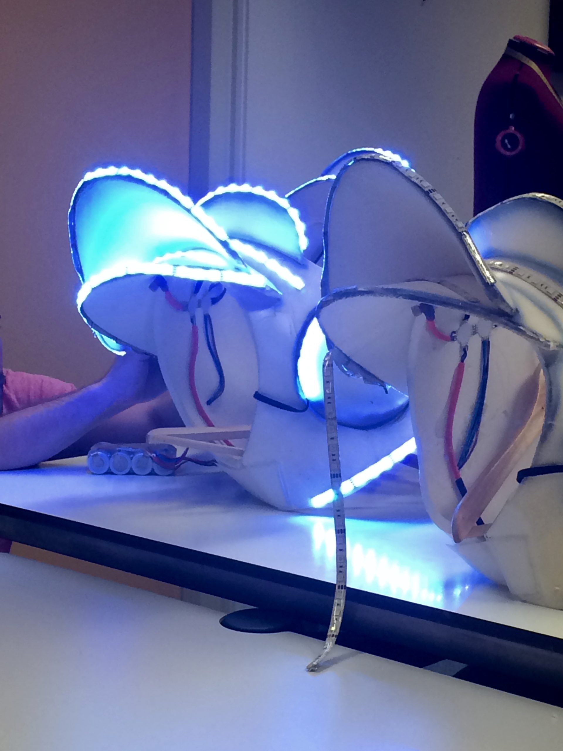 Creatie van LED-strips op robot bovenstukken in het PRIMA Atelier. Unieke vormgeving voor een bijzondere act.