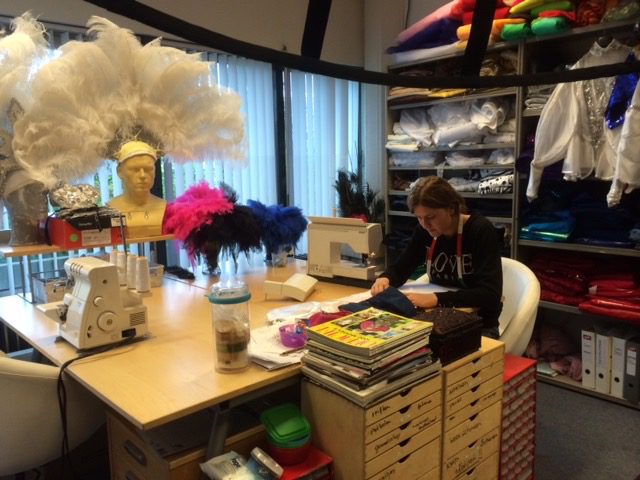 Volop bezig in het atelier met het creëren van de Frozen Steltenact. Een hoofdstuk vol met witte veren en een masker met zilveren stenen voor een verbluffend wow-effect.